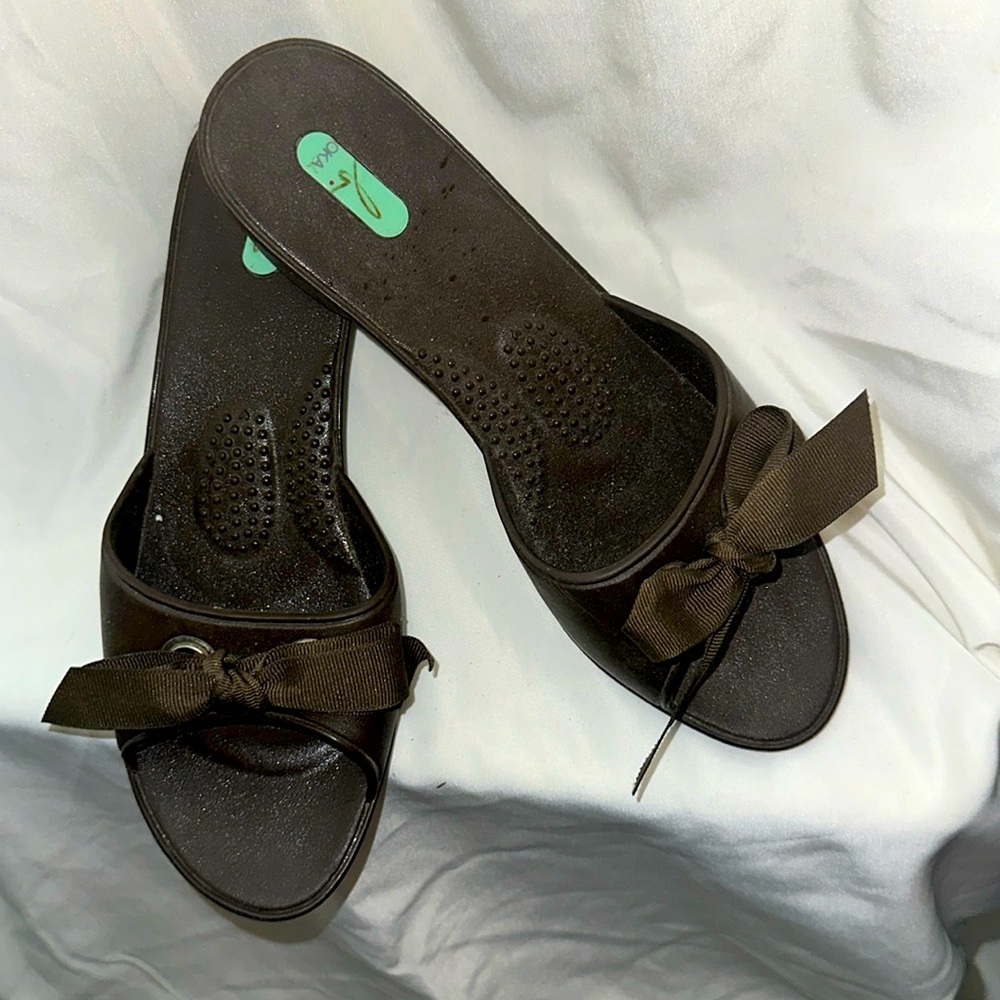 Adorable Oka slip on shoes in brown